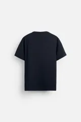 Camiseta slim fit de cuello redondo y manga corta, confeccionada en tejido de algodón con elasticidad.