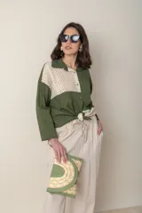 Camisa italiana color beige, de algodón con broderie y apliques calados con lurex, de corte holgado y mangas 3/4.