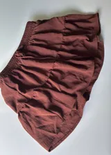 Minifalda marrón con volados y cintura elastizada. Incluye short interno.