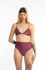 Top de bikini triangular color borgoña, con textura acanalada y breteles finos regulables.