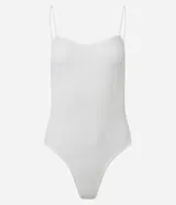 Body femenino de microfibra seamless, color blanco, con escote diferenciado y breteles finos. Presenta una textura sutil en el tejido.