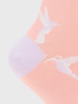 Calcetín largo de mujer color rosa salmón con estampado de colibríes blancos y puño y talón en color lila.