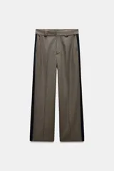 Pantalón de tiro medio con estampado de cuadros, bolsillos delanteros y traseros, pierna recta y banda lateral a contraste.