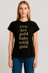 Remera negra con estampado frontal con la frase 'you are gold baby solid gold' en color dorado.