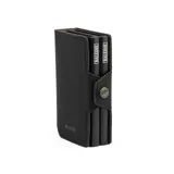Billetera doble de tela X-Pac negra con doble caja de aluminio incorporado con sistema de deslizamiento para tarjetas. Tiene espacio para 10 tarjetas, 2 tarjetas adicionales en los bolsillos laterales de cuero, espacio para libreta de conducir y de propiedad, y sección interna para llevar hasta 5 billetes.