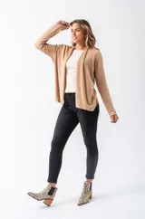 Saco de lanilla color beige, de corte ajustado y diseño elegante.