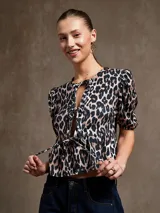 Blusa de animal print con escote en forma de cerradura y mangas abullonadas.