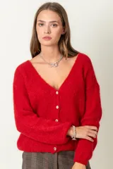 Cárdigan rojo de mohair con escote en V y cierre frontal con botones blancos.