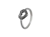 Anillo de plata 925 con diseño de corazón, elegante y adaptable a diferentes tallas.