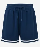 Bermuda deportiva de baloncesto color azul marino con cintura elástica, cordón ajustable y rayas blancas en el bajo. Estampado frontal con la palabra "Boston" y el número 17 en rojo y blanco.