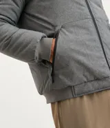 Campera deportiva azul marino con capucha ajustable, cuello alto, cierre frontal con cremallera y bolsillos laterales con cremallera.