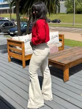 Pantalón de jean color arena, de tiro alto y corte Oxford.