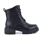Bota de cuero color marrón con cordones negros, suela de goma negra con plataforma y detalle de logo metálico en el lateral.