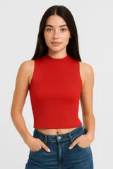 Top rojo de tejido de punto acanalado, con cuello alto y sin mangas.