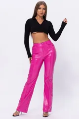 Pantalón de cuero ecológico color fucsia, con cierre y botón metálico, bolsillos laterales y detalle de estrella en la parte trasera.