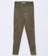 Pantalón legging color verde militar de tela tipo gamuza sintética, tiro alto y corte capri.