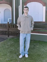 Jean celeste de corte baggy, tiro alto y diseño clásico de cinco bolsillos. Confeccionado en tejido denim con acabado stonewash.