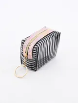 Necessaire de color rosa con diseño de rayas y cierre dorado.