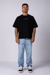 Pantalón de jean gris con efecto lavado, corte mom fit, tiro alto y pierna recta.