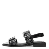 Sandalias bajas blancas con dos tiras anchas sobre el empeine, adornadas con hebillas metálicas plateadas y ojales.