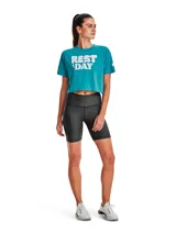 Remera corta Under Armour color gris oscuro con estampado frontal de la frase "REST DAY" en letras blancas con borde difuminado.