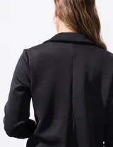 Blazer verde manzana marca Robert Louis, con cuello con solapa, abertura central con botón, bolsillos delanteros y mangas ¾ con frunce.