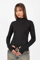 Body manga larga color beige, de punto roma, con cuello alto y mitones en los puños.