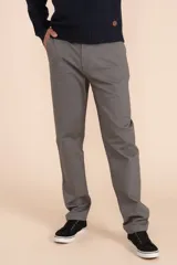 Pantalón chino gris de corte recto.