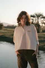 Pantalón de trabajo verde oliva, de tiro medio, confeccionado en gabardina de algodón. Presenta cinta utilitaria trasera, cintura ajustable, bolsillo para metro bordado y cinta reflectiva en los bajos.