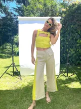 Pantalón de lino de tiro medio, con ajuste relajado y franjas de color amarillo en los laterales.