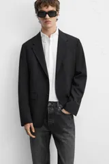 Pantalón de jean negro con efecto lavado, corte slim fit, cinco bolsillos y cierre frontal con botones.