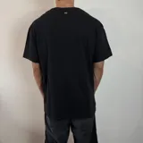 Remera blanca de corte regular y mangas cortas.