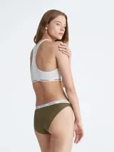 Bombacha clásica color verde militar, con cintura elástica blanca con logo de la marca.