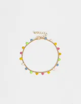 Pulsera dorada de cadena fina con dijes colgantes en forma de corazón de colores.