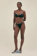 Top de bikini negro con detalle de costuras en contraste blanco y breteles finos.