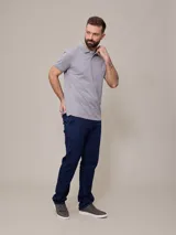 Pantalón de jean azul oscuro, corte slim fit, con bolsillos delanteros y traseros.