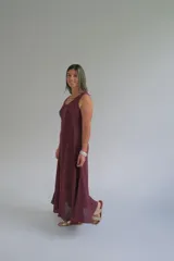 Vestido largo color borgoña, de corte suelto y sin mangas, con escote en V.