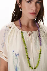 Colgante largo con cadena dorada y cuentas de piedra amatista y jade verde.