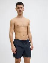 Short de baño azul marino con cintura elástica, cordón ajustable, bolsillos delanteros y trasero. Confeccionado en tejido plano de nylon y poliéster.