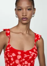 Vestido rojo con estampado floral en tonos rosados, de tirantes finos con volados y escote redondo.