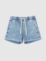Short de jean celeste con cintura elástica y cordón ajustable.