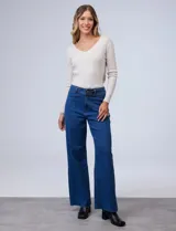 Jean ancho de corte amplio, color azul, confeccionado con hilo Repreve reciclado.