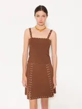 Top marrón de breteles con detalle de piedras en el escote, corte ajustado al cuerpo y largo hasta la primera cadera.