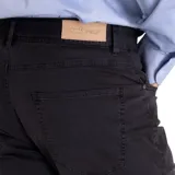 Pantalón de gabardina color gris oscuro, corte recto y tecnología Natural Flex.