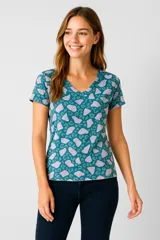 Remera de manga corta con cuello en V y estampado abstracto en tonos verde y lila.