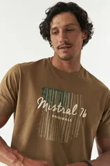 Remera gris de algodón con estampa frontal con el texto "Mistral 76 Originals" en blanco, amarillo y rojo.