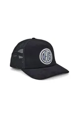 Gorra trucker negra de pana con paneles traseros de malla y parche ovalado con el logo de Deus Ex Machina bordado en el frente.