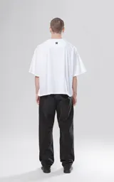 Remera blanca de manga corta con calce boxy fit, realizada en tejido jersey 24/1 americano.