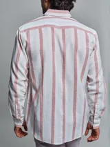 Camisa de lino blanca con rayas verticales color rosa, de manga larga y corte clásico.