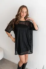 Remerón de viscosa con tejido de red calada.